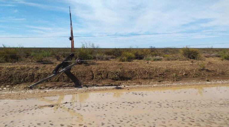 Uno de los postes de luz caídos por el fuerte viento (Infohuella)