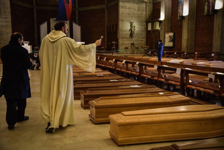 SERIATE (BÉRGAMO), 28/03/2020.-Ataúdes de personas fallecidas por el coronavirus COVID-19 son bendecidos dentro de la iglesia de San Giuseppe en Seriate, Italia, hoy 28 de marzo de 2020. Italia es el país con la tasa de mortalidad más alta causada por COVID-19. EFE/Matteo Corner