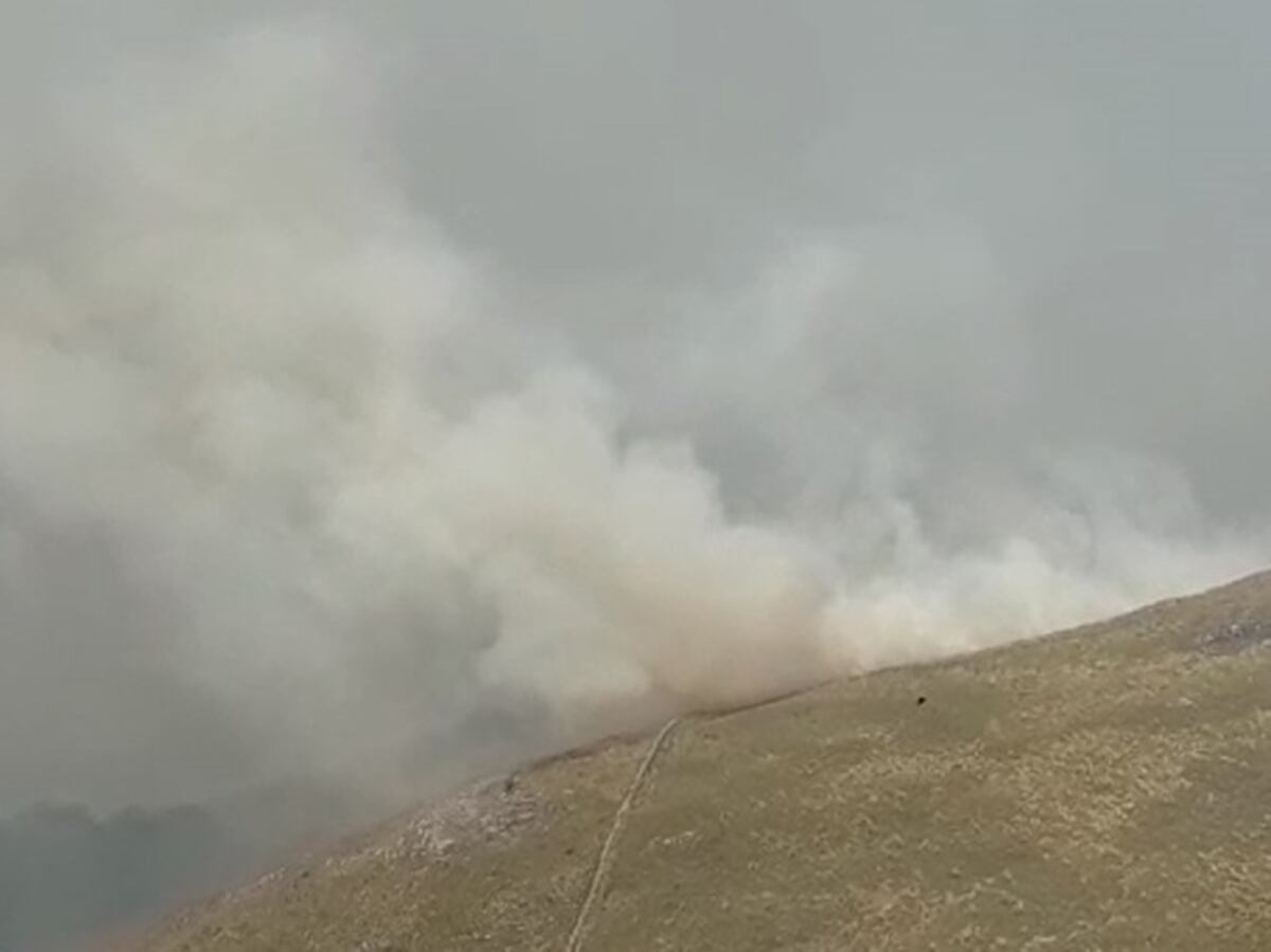Diez cuarteles de bomberos combatían un incendio en las Sierras Chicas