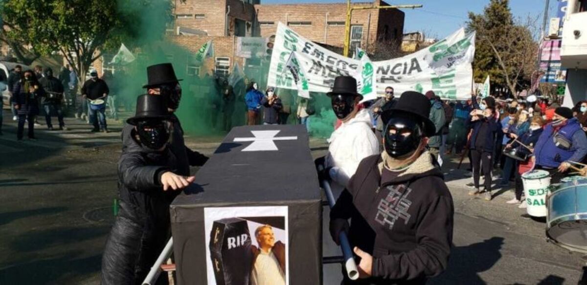 Córdoba en crisis: Suoem le hizo el "velorio" a Llaryora