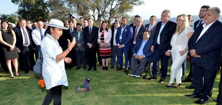 Noemí Martínez, miembro de la Secretaría de Pueblos Indígenas, condujo la ceremonia de tributo a la Pachamama, de la cual participaron todos los asistentes a la reunión plenaria del Consejo Federal del Trabajo.