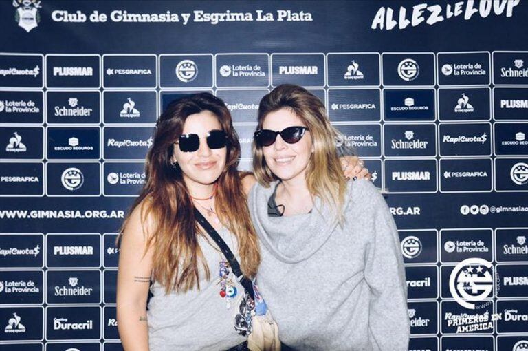 Dalma y Giannina en el estadio de Gimnasia (Foto:LaGaceta)