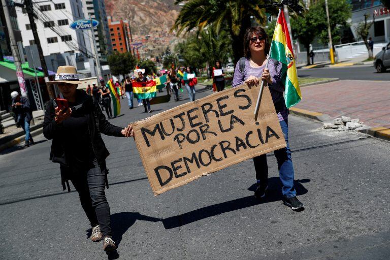 "Mujeres por la democracia" uno de los grupos que se enfiestó en Bolivia (Foto: REUTERS/Kai Pfaffenbach)