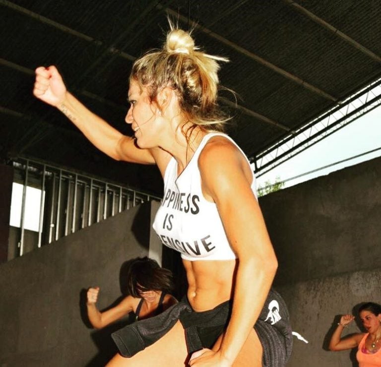 Bailando durante una clase. (Facebook Cande Correa Ritmo Fitness)