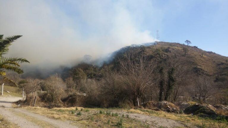 Se reinició un foco de incendio en la ciudad de La Calera, en medio del alerta extremo en Córdoba.