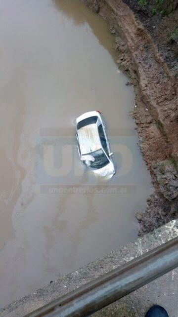 Un auto de despistó y cayó dentro de un arroyo en Paraná