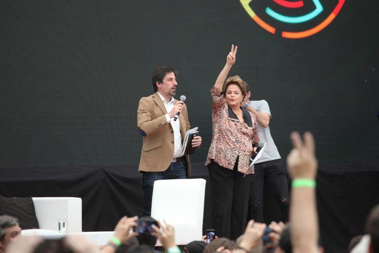 La destituida presidenta de Brasil Dilma Rousseff saluda durante su participación en el Primer Congreso Mundial de Pensamiento Crítico organizado por el Consejo Latinoamericano de Ciencias Sociales (CLACSO) (DPA)