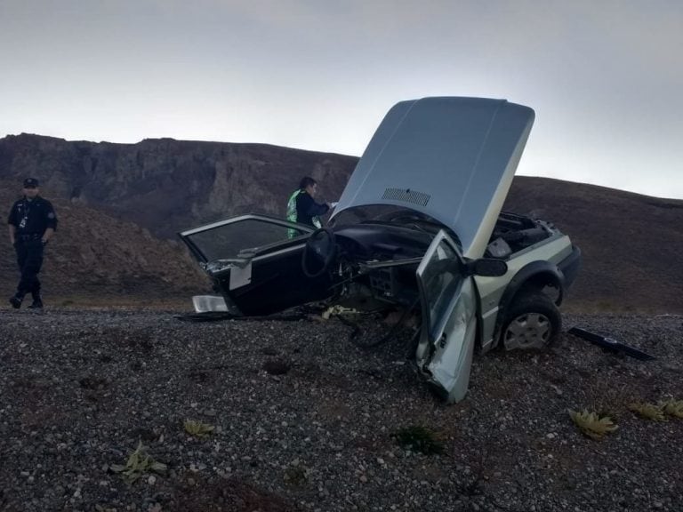 El auto quedó partido por la mitad.