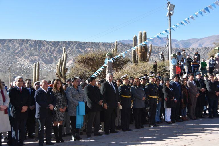 Autoridades y vecinos rindieron homenaje a los héroes jujeños de las luchas por la Independencia Nacional, en el monumento que honra su memoria.