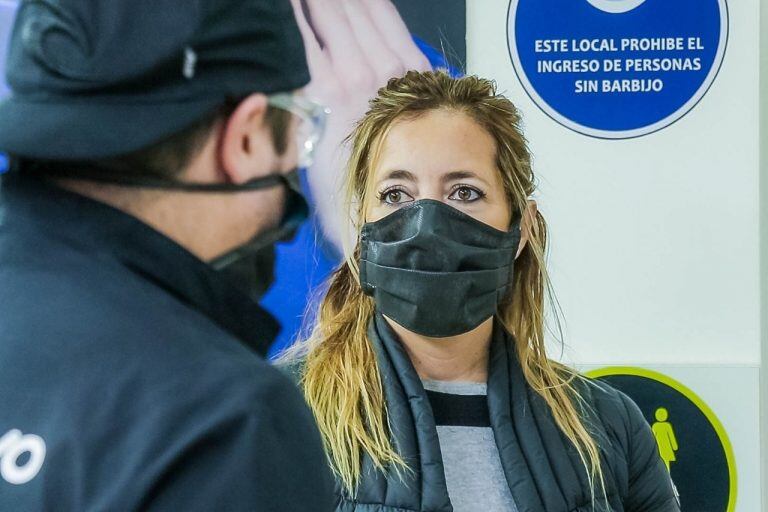 Lorena Henriques Sanches presente en desinfección de locales y entregando Kits de Prevención en Ushuaia