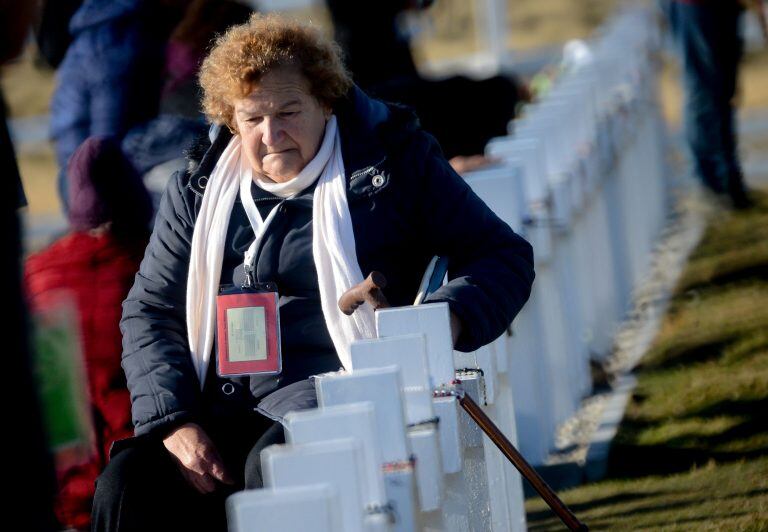 Cementerio argentino de Darwin Islas Malvinas Los familiares de caídos ahora identificados en el cementerio para homenajear sus seres queridos.