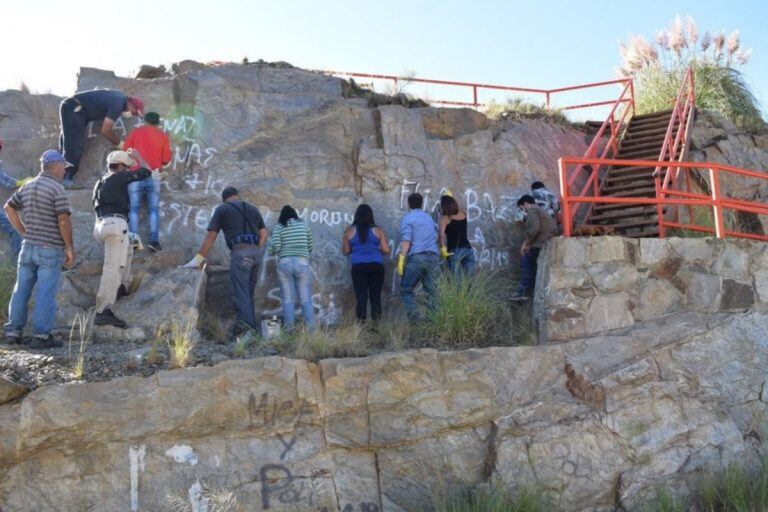 Recuperaron la piedra laja rayada por la familia mendocina.