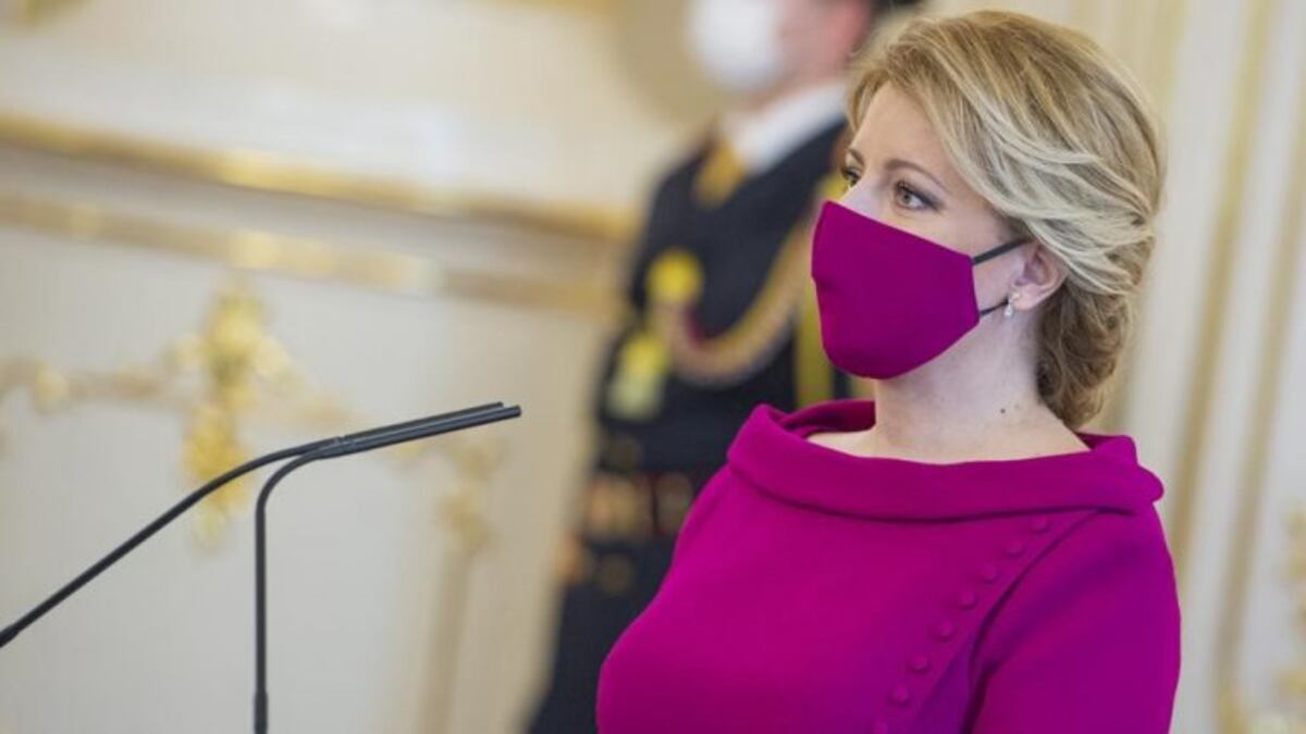 La Presidenta de Eslovaquia usó un barbijo en composé con su vestido y despertó la polémica