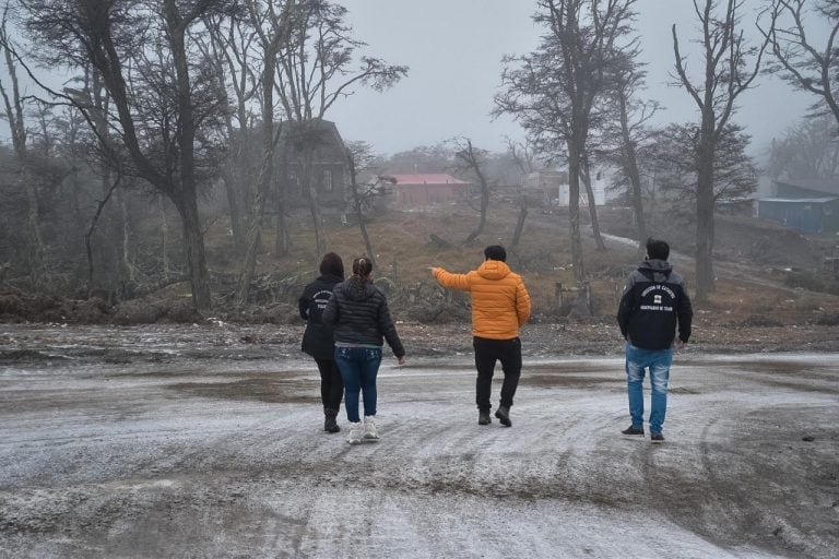 Daniel Harrington recorriendo terrenos baldíos junto a la Dirección de Catastro, Dirección de Tierras y Dirección de Obras Particulares.