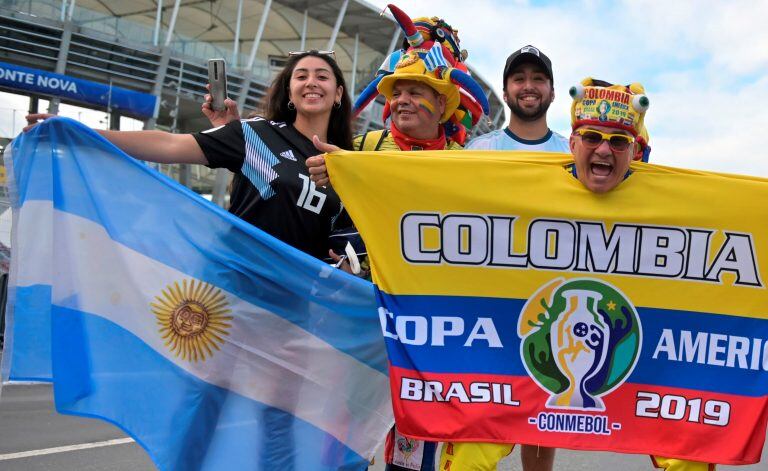 Fans de Argentina (L) y Colombia (Foto: Raul ARBOLEDA / AFP).