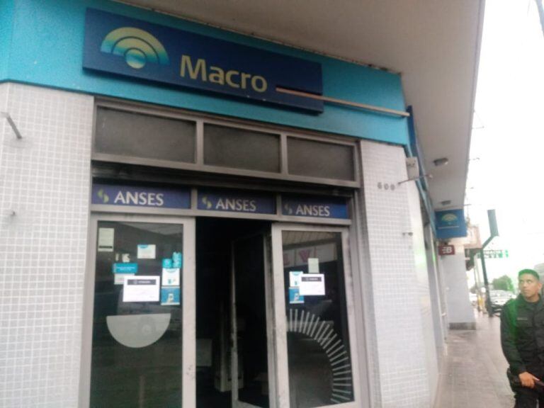 Las marcas del humo se advierten en en los cristales y la marquesina del acceso principal a la sucursal San Pedrito del banco Macro.