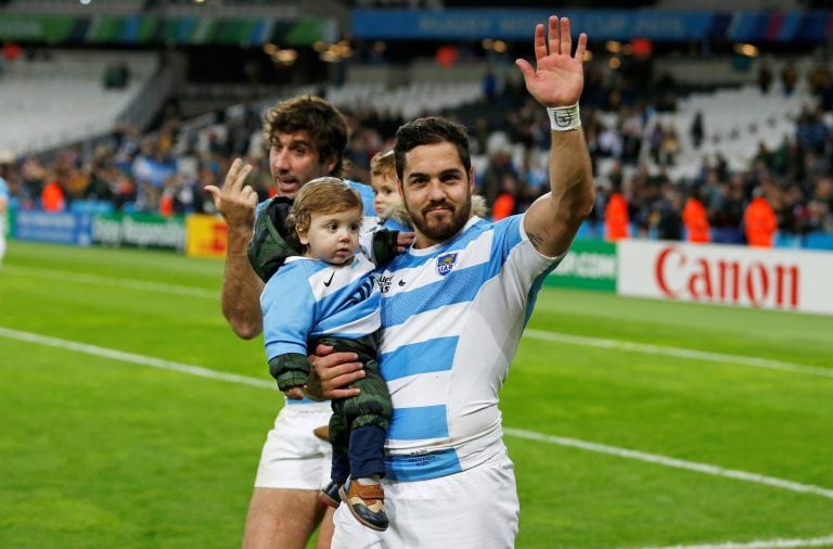 Horacio Agulla saluda a la hinchada luego del partido con Sudáfrica. Action Images via Reuters / Peter Cziborra