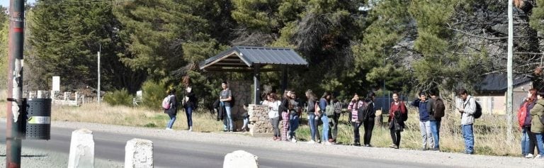 Parada de transporte urbano al frente a  la Universidad de la Patagonia San Juan Bosco ubicada a 4 kilometros de la ciudad de Esquel,