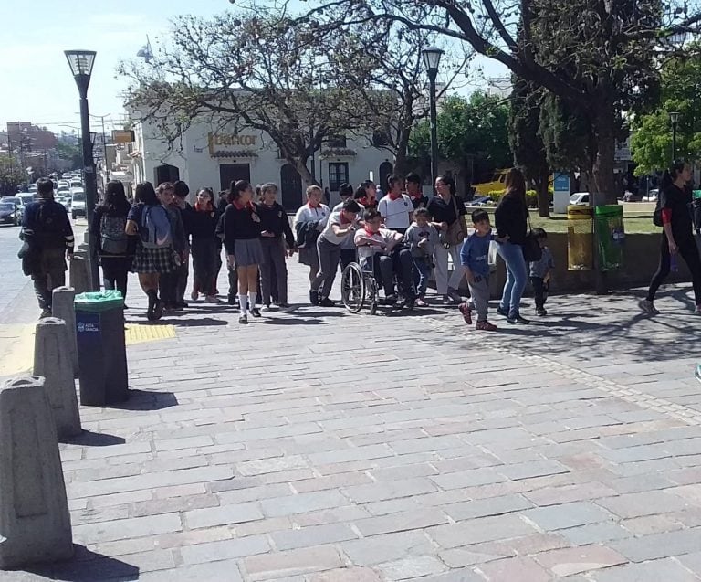 Alumnos del Instituto Manuel de Falla participando del taller "Viví Tu Experiencia".