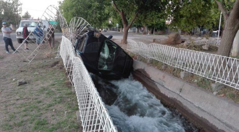 Así quedó el auto en el interior del canal