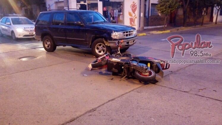 tres jovenes en moto