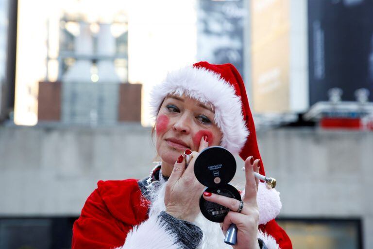 Una mujer vestida como Papá Noel en Nueva York. (Foto: REUTERS/Caitlin Ochs)