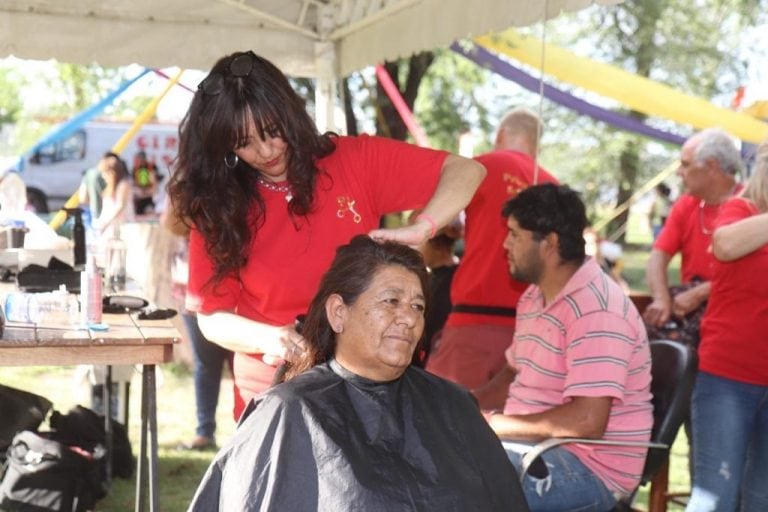 Cortes de pelo, entre otras actividades.