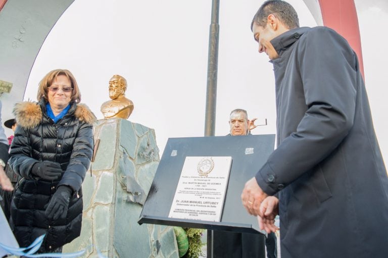 Homenaje en Plaza de Gendarmería Nacional al héroe salteño Martín Miguel de Güemes. Descubrimiento de placa.