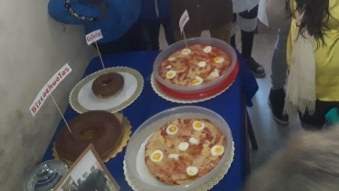 Pizzas, bizcochuelos y galletas, algunos de los alimentos que elaboran los alumnos.