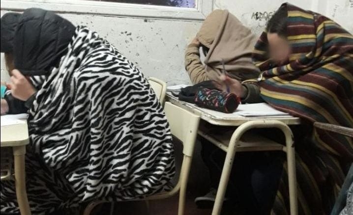 Los estudiantes llevan frazadas al colegio para sobrellevar el frío.