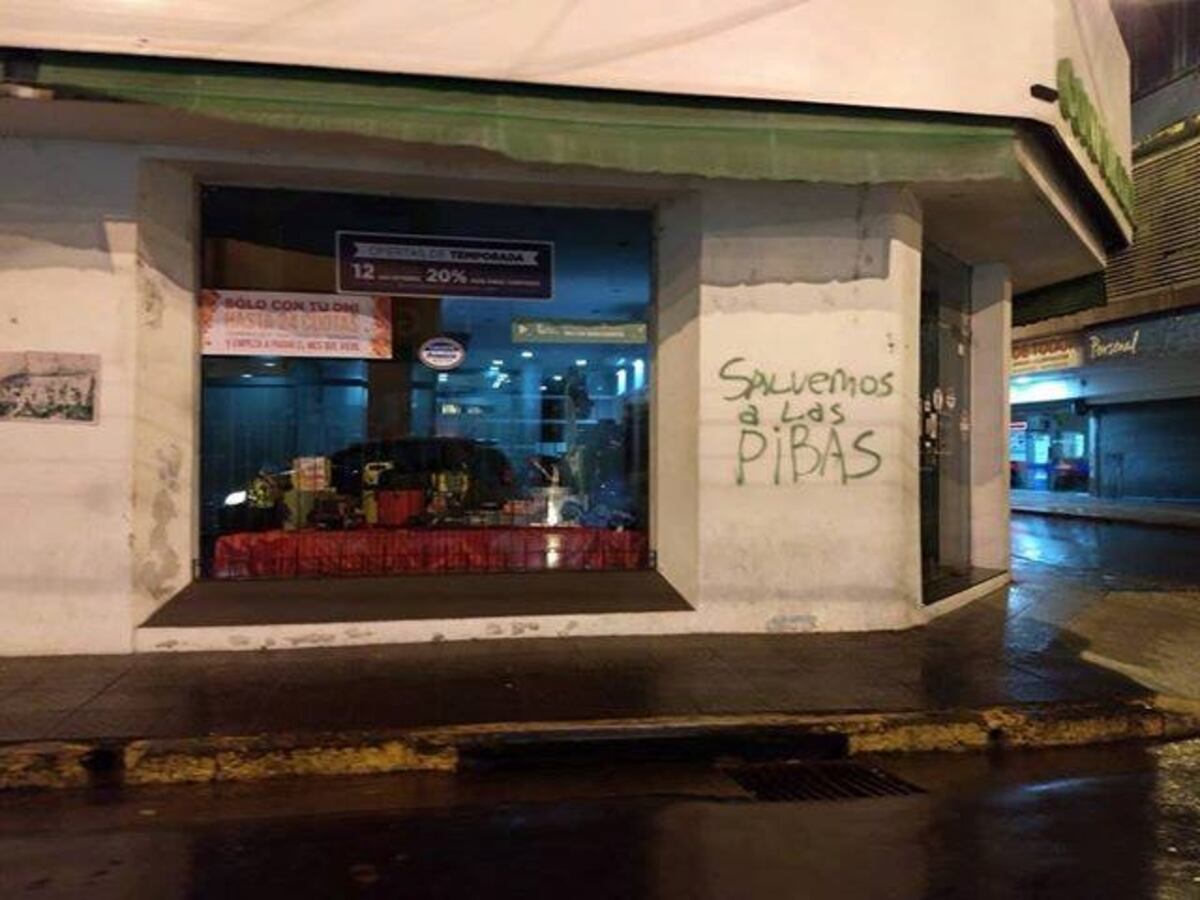 Varios comercios céntricos vandalizados con pintadas a favor del aborto