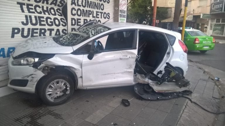 Uno de los vehículos terminó incrustado en un local comercial de la esquina