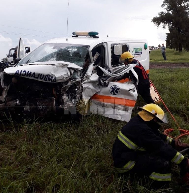 Los ambulancistas están fuera de peligro, mientras que los hijos de los padres fallecidos se encuentran en estado crítico. Foto: Norte.