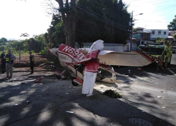 La nave impactó en un árbol. (The Tico Times)