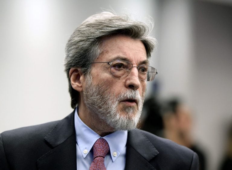 Alberto Abad director of the Argentine Federal Administration of Public Revenue (AFIP) gestures before the start of a press conference by Argentina's Minister of the Treasury  to present the scope of the Government's tax reform project to be submitted to Congress, at the Ministry headquarters in Buenos Aires, on October 31, 2017. 
Earlier this week, president Mauricio Macri pledged his government would maintain "austerity and order in the public accounts," as well as favor employment, reduce taxes, lower inflation, punish corruption and strengthen Argentina's institutions.
 / AFP PHOTO / JUAN MABROMATA buenos aires Alberto Abad anuncio nuevas medidas economicas titular de la afip conferencia de prensa