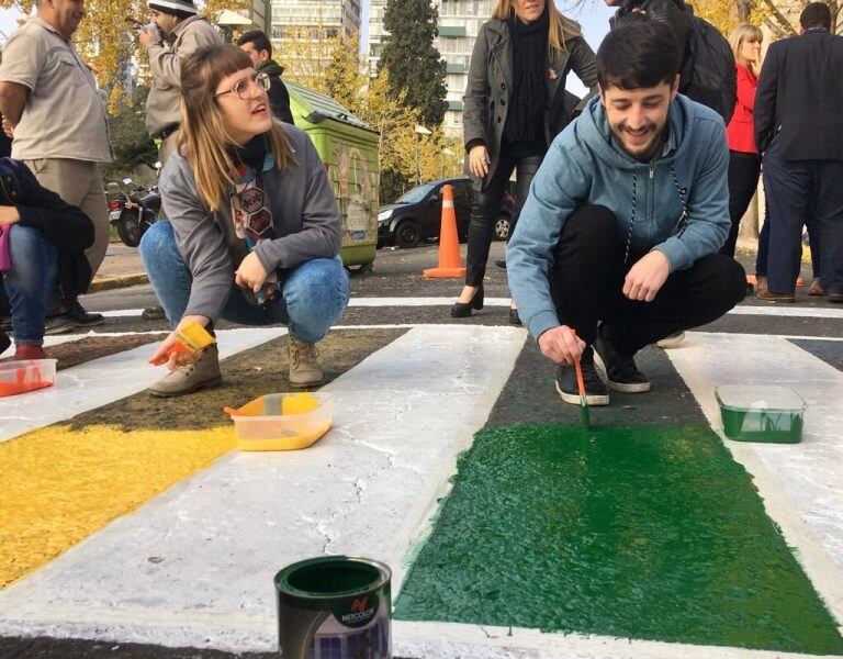 Concejales repintaron la bandera de la diversidad