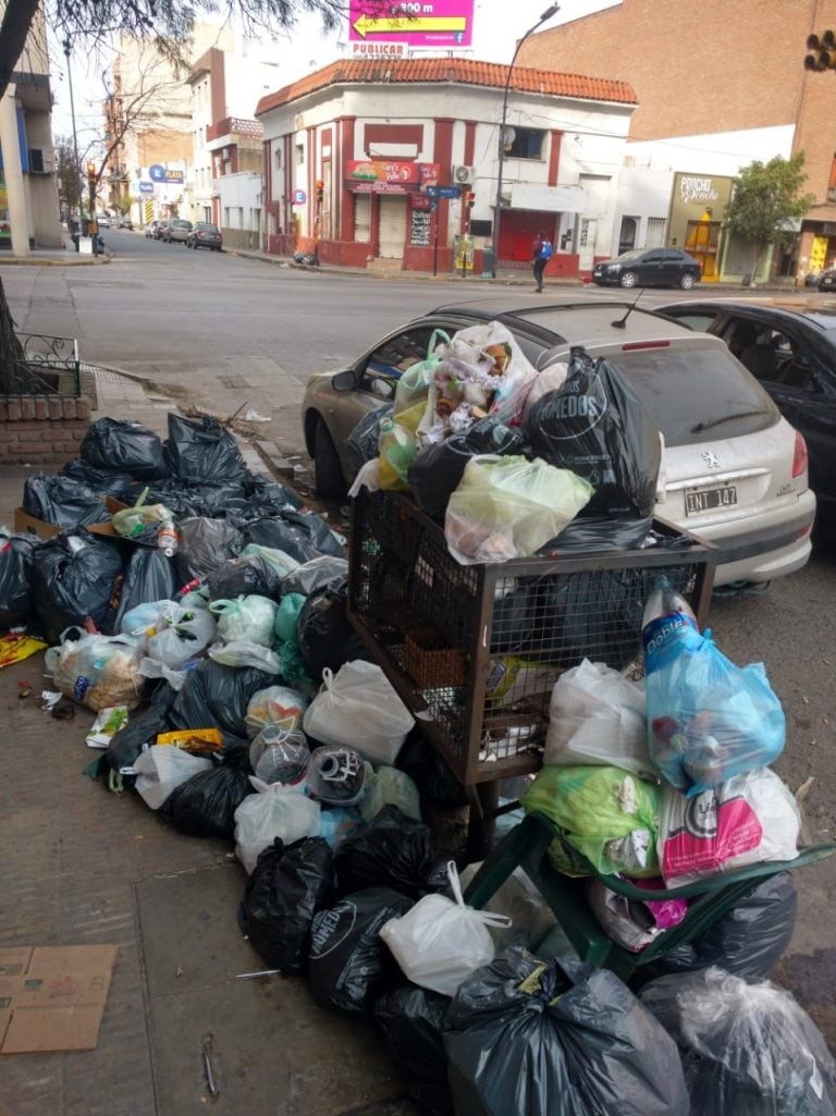 La basura se acumula en Córdoba tras la medida de fuerza y el feriado.