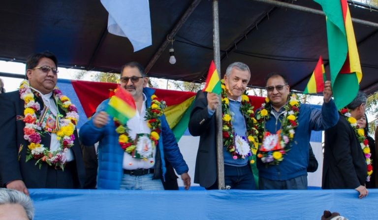 El gobernador Gerardo Morales en un festejo de la comunidad boliviana en Jujuy, junto al cónsul de Bolivia en esta provincia, Nelson Guarachi Mamani; el intendente Raúl Jorge, y el embajador de Bolivia en Argentina, Santos Tito Véliz. (Archivo)