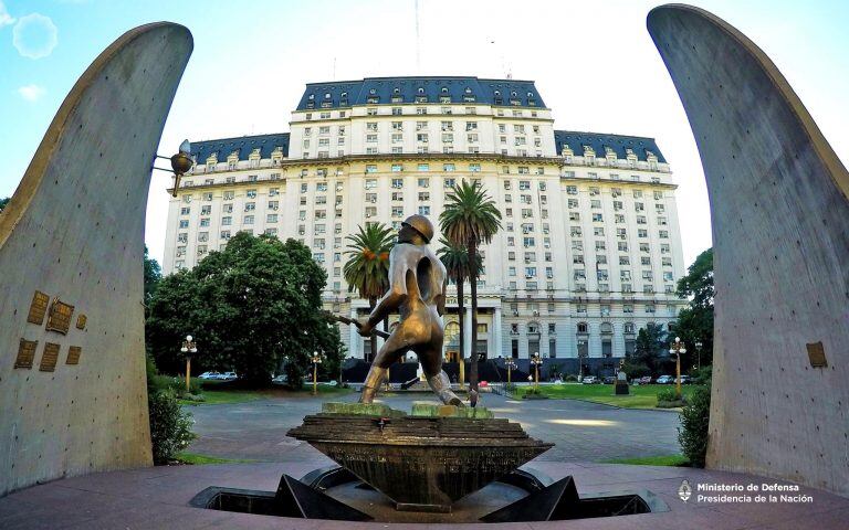 "Soldado caído en Malvinas" (1987), del escultor Enrique Gaimari. Plaza de Armas, Edificio Libertador.