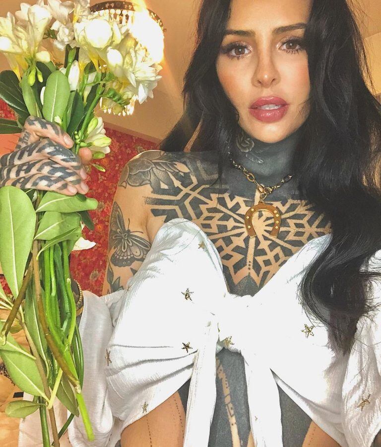 Candelaria Tinelli posó con un top que sorprendió por su diseño de moño