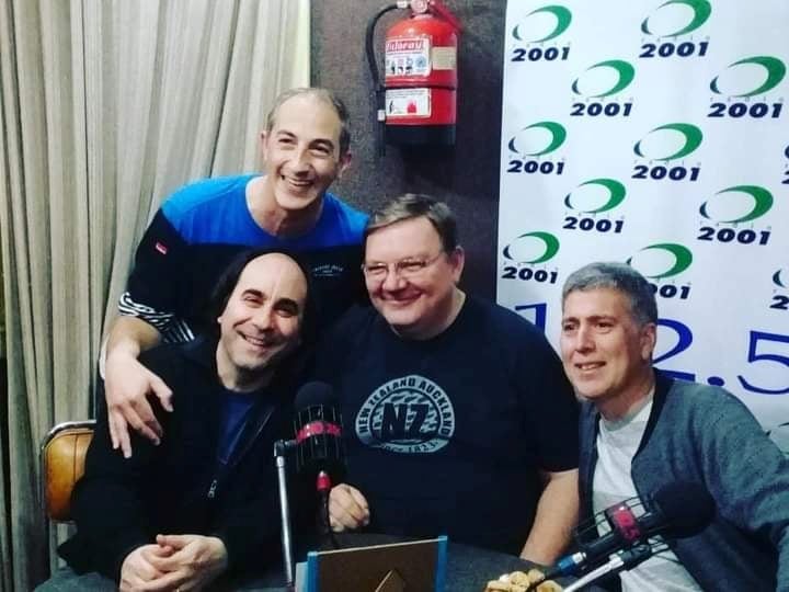 El grupo de jóvenes que comenzó la Radio 2001