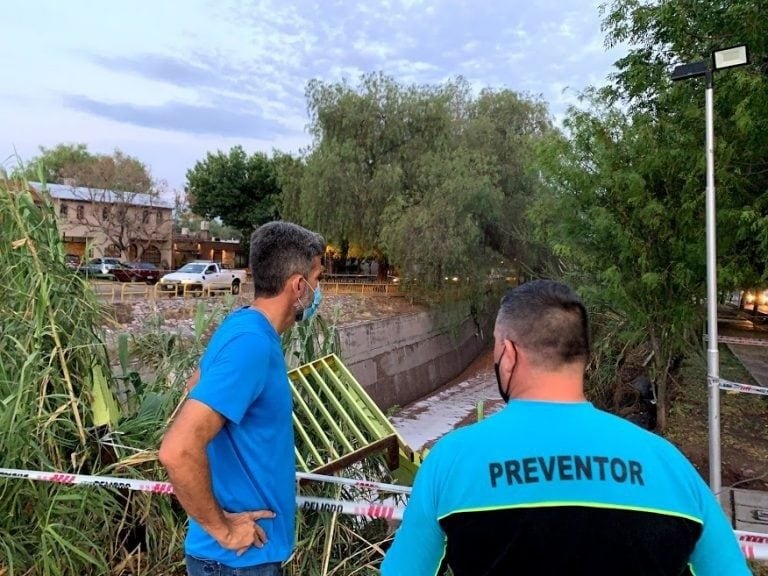 El intendente Ulpiano Suárez observa los daños provocados en parte de la costanera.