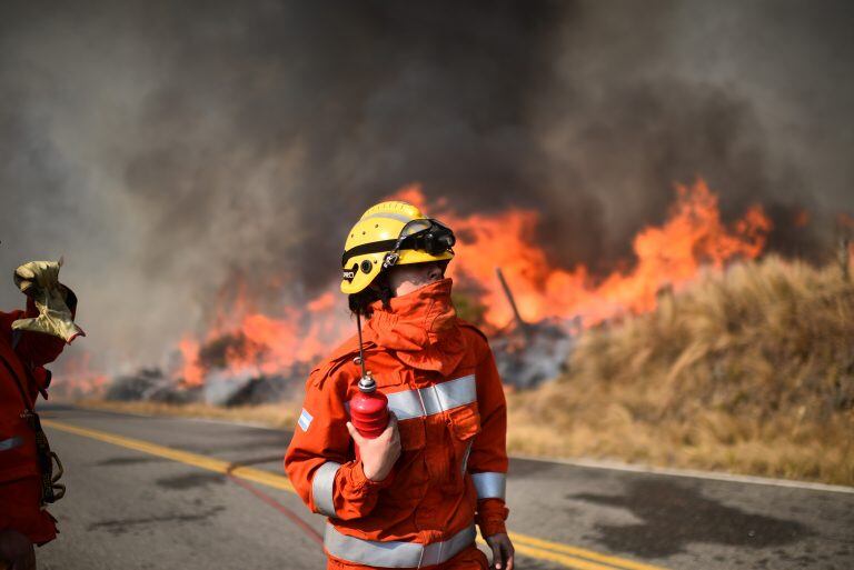 Bomberos combaten los incendios en la zona de Bosque Alegre para evitar que las llamas alcancen al Observatorio Astronómico. (Pedro Castillo)