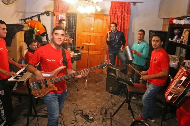 La banda ensaya en el living de una humilde casa de barrio.