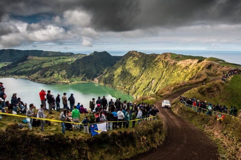 Alonso, en acción en el espectacular tramo del Lago de las Siete Ciudades, ubicado en el inmenso cráter de un volcán inactivo.