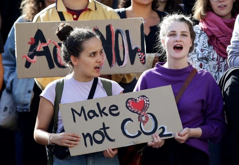 Jóvenes manifestantes marchan como parte de la huelga climática global del movimiento "Viernes para el Futuro" en Viena, Austria, 20 de septiembre de 2019. Crédito: REUTERS / Lisi Niesner.