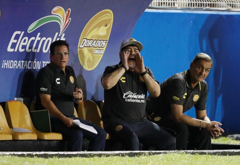 Diego Maradona, junto a Luis Islas en el banco de Dorados de Sinaloa. Foto: AP.