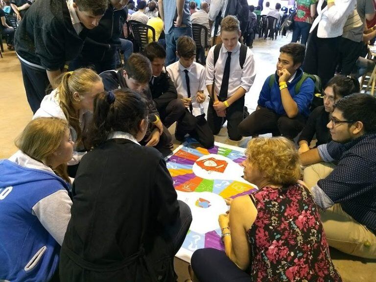 Norma Miño en el stand del Campus Party realizando actividades junto a los jóvenes de la provincia.