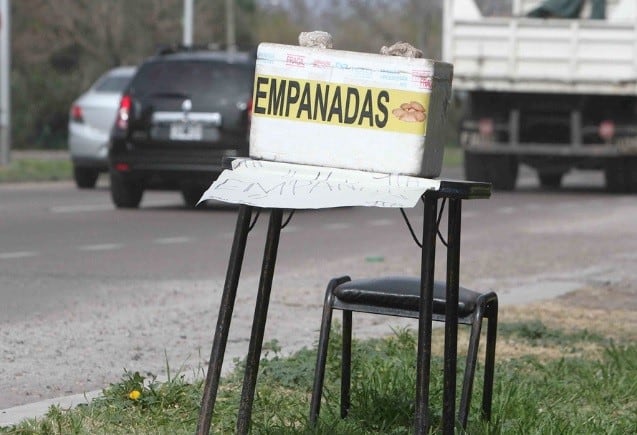 El comercio informal, empanada, asado, "parripollos" sigue creciendo en las calles de Mendoza.