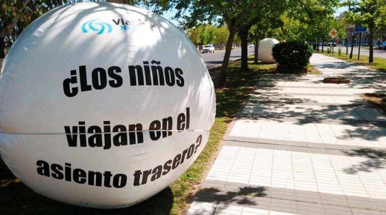 La instalación incluye inflables con frases de educación vial (Vía Santa Rosa)